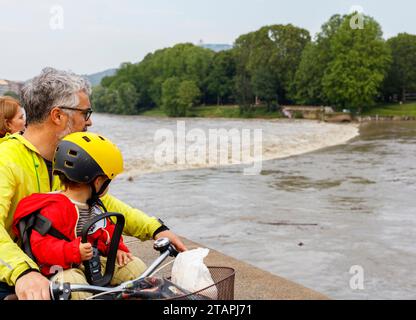 Turin, Piémont, Italie - 21 mai 2023 : les gens regardent le fleuve Pô en crue. Banque D'Images