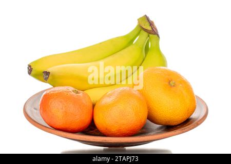 Plusieurs bananes jaune vif mûres et mandarines sur une plaque d'argile, macro, isolé sur fond blanc. Banque D'Images