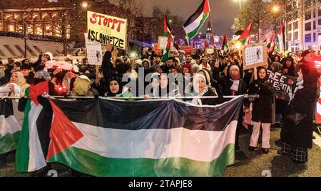 Hambourg, Allemagne. 02 décembre 2023. Les participants à une manifestation pro-palestinienne défilent dans le centre-ville. Depuis l ' attaque sanglante perpétrée contre Israël par l ' organisation terroriste Hamas le 7 octobre et l ' offensive israélienne contre le Hamas, des manifestations répétées de solidarité avec l ' une ou l ' autre des parties au conflit en Allemagne ont eu lieu. Crédit : Markus Scholz/dpa/Alamy Live News Banque D'Images