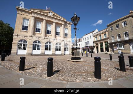 Andover Guildhall and the Jubilee Lamp Column on the High Street, Andover, Hampshire, Angleterre, Royaume-Uni, Europe Banque D'Images