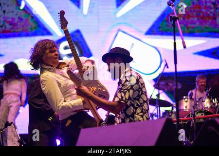 Pasto, Colombie. 27 novembre 2023. Le groupe colombien Superlitio joue lors de la deuxième journée du Galeras Rock Fest à Pasto, Narino, Colombie le 26 novembre 2023. Photo par : Camilo Erasso/long Visual Press crédit : long Visual Press/Alamy Live News Banque D'Images