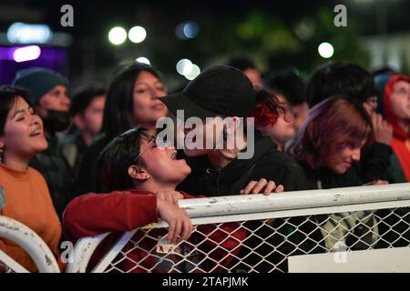 Pasto, Colombie. 26 novembre 2023. Les festivaliers profitent de plusieurs groupes pendant le Galeras Rock Fest, 2023 à Pasto, Narino, Colombie, le 26 novembre, 2023. photo : Camilo Erasso/long Visual Press crédit : long Visual Press/Alamy Live News Banque D'Images