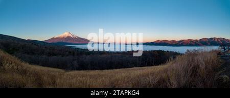 Panorama du lever du soleil avec vue sur la montagne Fuji depuis le point de vue Panorama Dai, lac Yamanaka, Yamanashi, Japon Banque D'Images