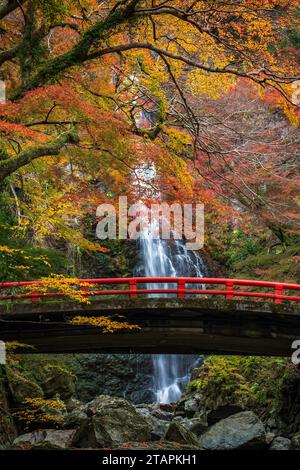 Cascade de Minoo avec pont rouge en automne, Minoo Park Osaka, Japon Banque D'Images