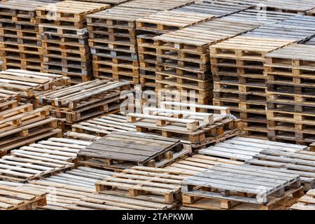 piles de palettes en bois usagées dans le stockage à l'extérieur Banque D'Images