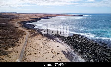 Vue aérienne de Playa del Mejillon ou Playa del Bajo de la Burra, appelée Popcorn Beach - Espagne, îles Canaries, Fuerteventura. 24.09.2023 Banque D'Images