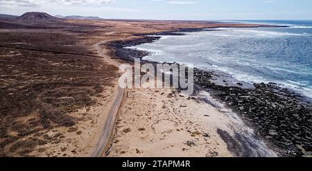 Vue aérienne de Playa del Mejillon ou Playa del Bajo de la Burra, appelée Popcorn Beach - Espagne, îles Canaries, Fuerteventura. 24.09.2023 Banque D'Images