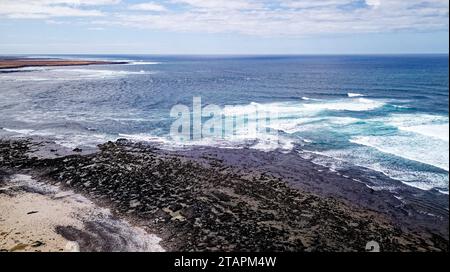 Vue aérienne de Playa del Mejillon ou Playa del Bajo de la Burra, appelée Popcorn Beach - Espagne, îles Canaries, Fuerteventura. 24.09.2023 Banque D'Images