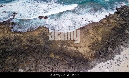 Vue aérienne de Playa del Mejillon ou Playa del Bajo de la Burra, appelée Popcorn Beach - Espagne, îles Canaries, Fuerteventura. 24.09.2023 Banque D'Images