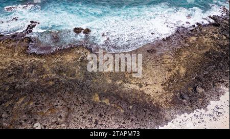 Vue aérienne de Playa del Mejillon ou Playa del Bajo de la Burra, appelée Popcorn Beach - Espagne, îles Canaries, Fuerteventura. 24.09.2023 Banque D'Images