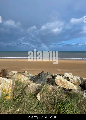 Omaha Beach en Normandie, France, avec arc-en-ciel, 2023. Banque D'Images