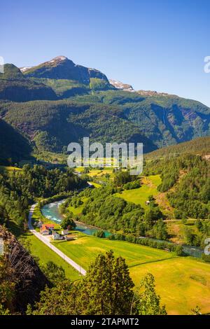 Le point de vue panoramique de Fortun le long de la route 55 près de Fortun, Vestland, Norvège est un endroit idéal pour prendre une image de paysage de la vallée qui est à la maison à cela Banque D'Images