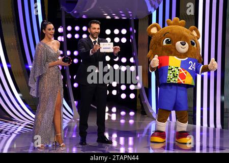 La mascotte officielle de l'UEFA Euro 2024, Albart (à droite), présente le nom « Allemagne » à l'ancien Italien Gianluigi Buffon lors du tirage au sort de l'UEFA Euro 2024 à l'Elbphilharmonie de Hambourg, en Allemagne. Date de la photo : Samedi 2 décembre 2023. Banque D'Images