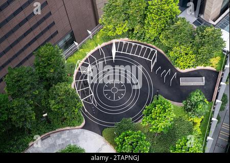 01.08.2023, Singapur, Republik Singapur, Asien - Blick von der Aussichtsterrasse Green Oasis des neuen CapitaSpring Wolkenkratzers auf eine begruente Dachterrasse mit kleinem Fitnessparcours im Raffles place Geschaeftszentrum. *** 01 08 2023, Singapour, République de Singapour, Asie vue de la terrasse d'observation Green Oasis du nouveau gratte-ciel CapitaSpring à une terrasse paysagée sur le toit avec un petit parcours de fitness dans le centre d'affaires Raffles place crédit : Imago/Alamy Live News Banque D'Images