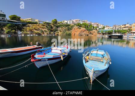 Petits bateaux amarrés au lac Voulismeni à Saint Nicolas, Crète, Europe. Banque D'Images