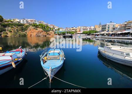 Petits bateaux amarrés au lac Voulismeni à Saint Nicolas, Crète, Europe. Banque D'Images