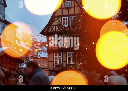 Quedlinburg, Allemagne. 02 décembre 2023. Les visiteurs se tiennent au marché de Noël dans la ville de l'Avent de Quedlinburg. L'Avent dans les cours a été autour pendant de nombreuses années et cette année attire des centaines de milliers de visiteurs de près et de loin à la ville le week-end jusqu'au 17 décembre. Crédit : Matthias Bein/dpa/Alamy Live News Banque D'Images