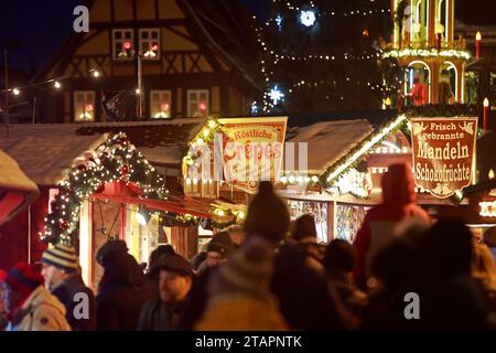 Quedlinburg, Allemagne. 02 décembre 2023. Les visiteurs affluent au marché de Noël dans la ville de Quedlinburg, l'Avent. L'Avent dans les cours a été autour pendant de nombreuses années et cette année attire des centaines de milliers de visiteurs de près et de loin à la ville le week-end jusqu'au 17 décembre. Crédit : Matthias Bein/dpa/Alamy Live News Banque D'Images