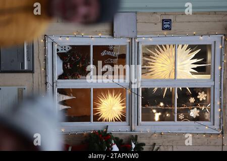 Quedlinburg, Allemagne. 02 décembre 2023. Les visiteurs de l'Avent in den Höfen passent devant les vitrines décorées pour Noël. Advent in den Höfen fonctionne depuis de nombreuses années et attire cette année des centaines de milliers de visiteurs de près et de loin dans la ville le week-end jusqu'au 17 décembre. Crédit : Matthias Bein/dpa/Alamy Live News Banque D'Images