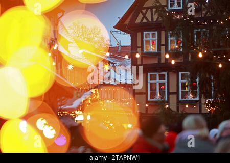 Quedlinburg, Allemagne. 02 décembre 2023. Les visiteurs se tiennent au marché de Noël dans la ville de l'Avent de Quedlinburg. L'Avent dans les cours a été autour pendant de nombreuses années et cette année attire des centaines de milliers de visiteurs de près et de loin à la ville le week-end jusqu'au 17 décembre. Crédit : Matthias Bein/dpa/Alamy Live News Banque D'Images