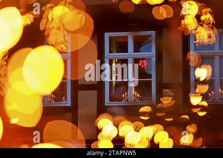 Quedlinburg, Allemagne. 02 décembre 2023. Vue d'une maison à colombages au marché de Noël dans la ville de l'Avent de Quedlinburg. L'Avent dans les cours a été autour pendant de nombreuses années et cette année attire des centaines de milliers de visiteurs de près et de loin à la ville le week-end jusqu'au 17 décembre. Crédit : Matthias Bein/dpa/Alamy Live News Banque D'Images