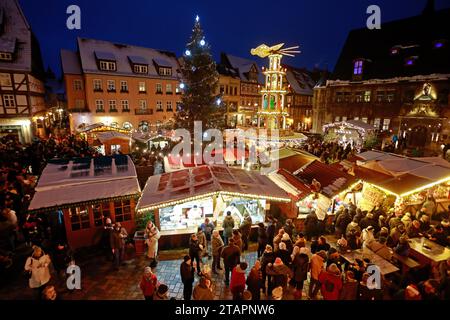 Quedlinburg, Allemagne. 02 décembre 2023. Vue sur le marché de Noël dans la ville de l'Avent de Quedlinburg. L'Avent dans les cours a été autour pendant de nombreuses années et cette année attire des centaines de milliers de visiteurs de près et de loin à la ville le week-end jusqu'au 17 décembre. Crédit : Matthias Bein/dpa/Alamy Live News Banque D'Images