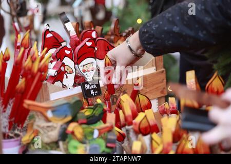 Quedlinburg, Allemagne. 02 décembre 2023. Des produits artisanaux sont proposés sur un petit marché de Noël dans une cour. Advent in den Höfen existe depuis de nombreuses années et cette année attire des centaines de milliers de visiteurs de près et de loin dans la ville le week-end jusqu'au 17 décembre. Crédit : Matthias Bein/dpa/Alamy Live News Banque D'Images