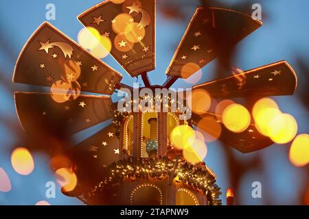 Quedlinburg, Allemagne. 02 décembre 2023. Vue d'une pyramide de Noël au marché de Noël dans la ville de l'Avent de Quedlinburg. L'Avent dans les cours a été autour pendant de nombreuses années et cette année attire des centaines de milliers de visiteurs de près et de loin à la ville le week-end jusqu'au 17 décembre. Crédit : Matthias Bein/dpa/Alamy Live News Banque D'Images