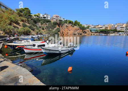 Petits bateaux amarrés au lac Voulismeni à Saint Nicolas, Crète, Europe. Banque D'Images