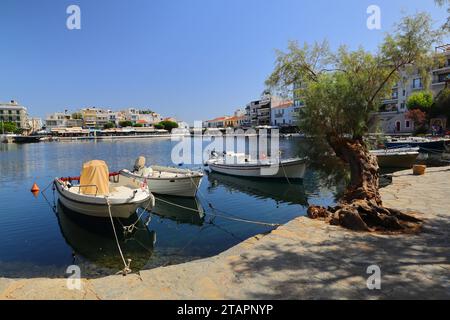 Petits bateaux amarrés au lac Voulismeni à Saint Nicolas, Crète, Europe. Banque D'Images