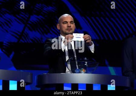 L'ancien Néerlandais Wesley Sneijder tire la carte du Danemark qui rejoint l'Angleterre dans le groupe C lors du tirage au sort de l'UEFA Euro 2024 à l'Elbphilharmonie à Hambourg, en Allemagne. Date de la photo : Samedi 2 décembre 2023. Banque D'Images