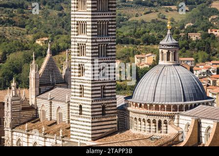 Toit, clocher et dôme de la cathédrale Duomo di Siena, Toscane, Italie Banque D'Images