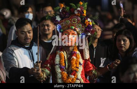 Katmandou, Bagmati, Népal. 2 décembre 2023. Une danseuse masquée traditionnelle se produit pour célébrer Shree Pachali Bhairav Khadga Siddhi Jatra, un festival qui est célébré une fois tous les douze ans à Katmandou. (Image de crédit : © Sunil Sharma/ZUMA Press Wire) USAGE ÉDITORIAL SEULEMENT! Non destiné à UN USAGE commercial ! Banque D'Images