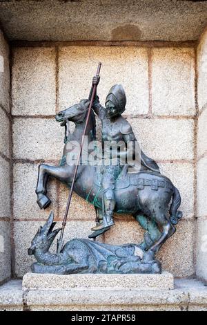 Europe, Espagne, Estrémadure, Cáceres, Sculpture de Saint Georges et le Dragon (San Jorge y el Dragón) sur la Plaza de San Jorge Banque D'Images