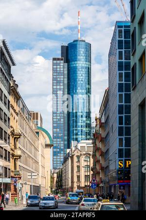 La tour principale est un gratte-ciel de 56 étages, 200 m (656 pi) situé dans le quartier d'Innenstadt à Francfort-sur-le-main, en Allemagne, nommé d'après la rivière main voisine. Banque D'Images