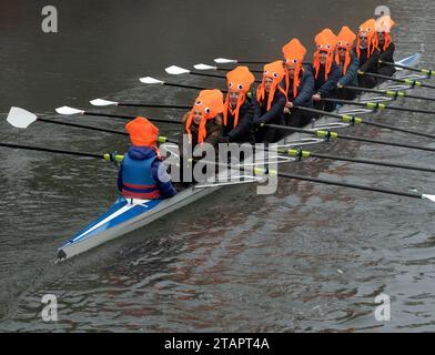 Cambridge, Royaume-Uni. 02 décembre 2023. Rameurs en robe de fantaisie prennent part à la ville de Cambridge Rowing Club Christmas Head le long de la rivière Cam dans la ville. La course au cœur léger avec de nombreux équipages vêtus de vêtements de fantaisie festifs course un parcours de 1,800 m de long, de Pike et anguille à l'extérieur du hangar à bateaux Jesus. Crédit : Chris Radburn/Alamy Live News Banque D'Images