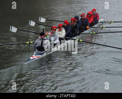 Cambridge, Royaume-Uni. 02 décembre 2023. Rameurs en robe de fantaisie prennent part à la ville de Cambridge Rowing Club Christmas Head le long de la rivière Cam dans la ville. La course au cœur léger avec de nombreux équipages vêtus de vêtements de fantaisie festifs course un parcours de 1,800 m de long, de Pike et anguille à l'extérieur du hangar à bateaux Jesus. Crédit : Chris Radburn/Alamy Live News Banque D'Images