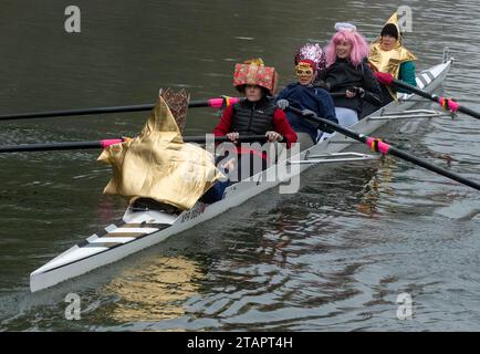 Cambridge, Royaume-Uni. 02 décembre 2023. Rameurs en robe de fantaisie prennent part à la ville de Cambridge Rowing Club Christmas Head le long de la rivière Cam dans la ville. La course au cœur léger avec de nombreux équipages vêtus de vêtements de fantaisie festifs course un parcours de 1,800 m de long, de Pike et anguille à l'extérieur du hangar à bateaux Jesus. Crédit : Chris Radburn/Alamy Live News Banque D'Images