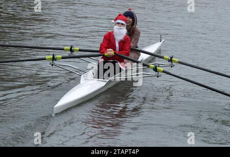 Cambridge, Royaume-Uni. 02 décembre 2023. Rameurs en robe de fantaisie prennent part à la ville de Cambridge Rowing Club Christmas Head le long de la rivière Cam dans la ville. La course au cœur léger avec de nombreux équipages vêtus de vêtements de fantaisie festifs course un parcours de 1,800 m de long, de Pike et anguille à l'extérieur du hangar à bateaux Jesus. Crédit : Chris Radburn/Alamy Live News Banque D'Images