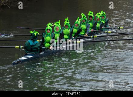 Cambridge, Royaume-Uni. 02 décembre 2023. Rameurs en robe de fantaisie prennent part à la ville de Cambridge Rowing Club Christmas Head le long de la rivière Cam dans la ville. La course au cœur léger avec de nombreux équipages vêtus de vêtements de fantaisie festifs course un parcours de 1,800 m de long, de Pike et anguille à l'extérieur du hangar à bateaux Jesus. Crédit : Chris Radburn/Alamy Live News Banque D'Images