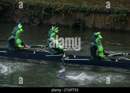 Cambridge, Royaume-Uni. 02 décembre 2023. Rameurs en robe de fantaisie prennent part à la ville de Cambridge Rowing Club Christmas Head le long de la rivière Cam dans la ville. La course au cœur léger avec de nombreux équipages vêtus de vêtements de fantaisie festifs course un parcours de 1,800 m de long, de Pike et anguille à l'extérieur du hangar à bateaux Jesus. Crédit : Chris Radburn/Alamy Live News Banque D'Images