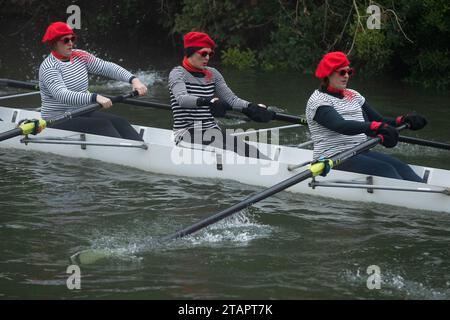 Cambridge, Royaume-Uni. 02 décembre 2023. Rameurs en robe de fantaisie prennent part à la ville de Cambridge Rowing Club Christmas Head le long de la rivière Cam dans la ville. La course au cœur léger avec de nombreux équipages vêtus de vêtements de fantaisie festifs course un parcours de 1,800 m de long, de Pike et anguille à l'extérieur du hangar à bateaux Jesus. Crédit : Chris Radburn/Alamy Live News Banque D'Images