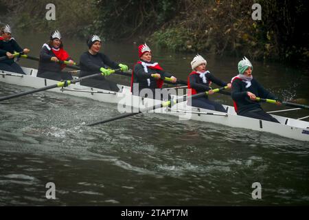 Cambridge, Royaume-Uni. 02 décembre 2023. Rameurs en robe de fantaisie prennent part à la ville de Cambridge Rowing Club Christmas Head le long de la rivière Cam dans la ville. La course au cœur léger avec de nombreux équipages vêtus de vêtements de fantaisie festifs course un parcours de 1,800 m de long, de Pike et anguille à l'extérieur du hangar à bateaux Jesus. Crédit : Chris Radburn/Alamy Live News Banque D'Images