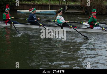 Cambridge, Royaume-Uni. 02 décembre 2023. Rameurs en robe de fantaisie prennent part à la ville de Cambridge Rowing Club Christmas Head le long de la rivière Cam dans la ville. La course au cœur léger avec de nombreux équipages vêtus de vêtements de fantaisie festifs course un parcours de 1,800 m de long, de Pike et anguille à l'extérieur du hangar à bateaux Jesus. Crédit : Chris Radburn/Alamy Live News Banque D'Images