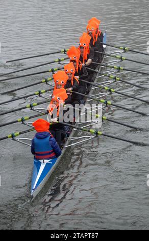 Cambridge, Royaume-Uni. 02 décembre 2023. Rameurs en robe de fantaisie prennent part à la ville de Cambridge Rowing Club Christmas Head le long de la rivière Cam dans la ville. La course au cœur léger avec de nombreux équipages vêtus de vêtements de fantaisie festifs course un parcours de 1,800 m de long, de Pike et anguille à l'extérieur du hangar à bateaux Jesus. Crédit : Chris Radburn/Alamy Live News Banque D'Images