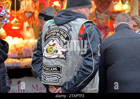 Besuch von den Flanders Fields aus Belgien Der internationale Weihnachtsmarkt in Essen mit Mitgliedern des Belgischen Motorradclubs Flanders Fields Chapter Belgium, die sich nach einem Ort der blutigsten Kämpfe im ersten Weltkrieg benannt haben. Essen Nordrhein-Westfalen Deutschland Kennedyplatz *** visite des Flanders Fields de Belgique le marché international de Noël à Essen avec les membres du club moto belge Flanders Fields Chapter Belgium, qui se sont nommés d'après l'une des batailles les plus sanglantes de la première Guerre mondiale Essen Rhénanie du Nord-Westphalie Allemagne Kennedyplatz Banque D'Images