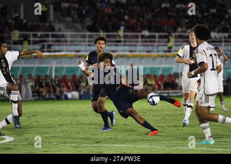 Surakarta, Java central, Indonésie. 2 décembre 2023. MATHIS LAMBORUDE de France (C) donne un coup de pied AU ballon PARIS BRUNNER d'Allemagne (C) défie YVANN TITI de France lors du match de finale de la coupe du monde U-17 de la FIFA entre l'Allemagne et la France au stade Manahan. (Image de crédit : © Angga Budhiyanto/ZUMA Press Wire) USAGE ÉDITORIAL SEULEMENT! Non destiné à UN USAGE commercial ! Banque D'Images