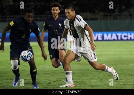 Surakarta, Java central, Indonésie. 2 décembre 2023. YVANN TITI de France (à gauche) rivalise avec PARIS BRUNNER (à droite) lors du match de finale de la coupe du monde U-17 de la FIFA entre l'Allemagne et la France au stade Manahan. (Image de crédit : © Angga Budhiyanto/ZUMA Press Wire) USAGE ÉDITORIAL SEULEMENT! Non destiné à UN USAGE commercial ! Banque D'Images