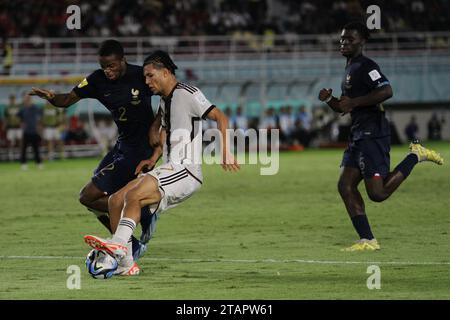 Surakarta, Java central, Indonésie. 2 décembre 2023. PARIS BRUNNER (C) rivalise avec YVANN TITI (France) lors du match de finale de la coupe du monde U-17 de la FIFA entre l'Allemagne et la France au stade Manahan. (Image de crédit : © Angga Budhiyanto/ZUMA Press Wire) USAGE ÉDITORIAL SEULEMENT! Non destiné à UN USAGE commercial ! Banque D'Images