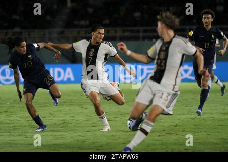 Surakarta, Java central, Indonésie. 2 décembre 2023. PARIS BRUNNER d'Allemagne (2L) rivalise avec MATHIS AMOUGOU de France lors du match de finale de la coupe du monde U-17 de la FIFA entre l'Allemagne et la France au stade Manahan. (Image de crédit : © Angga Budhiyanto/ZUMA Press Wire) USAGE ÉDITORIAL SEULEMENT! Non destiné à UN USAGE commercial ! Banque D'Images